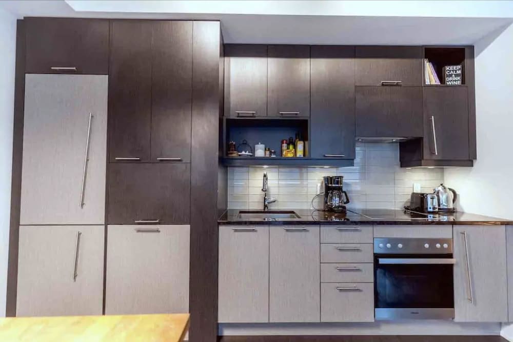 HomeHop - Entertainment District - Image 2