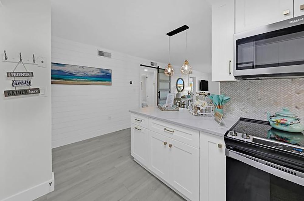 Dolphin Point #401c
