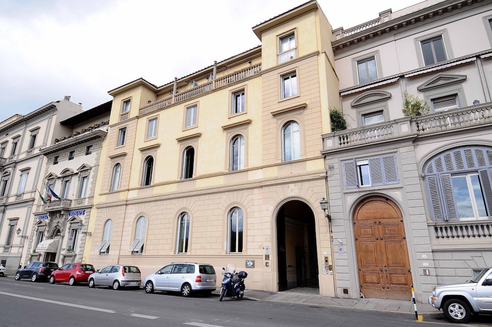 Charming Studio Apartment in Front of the Arno River