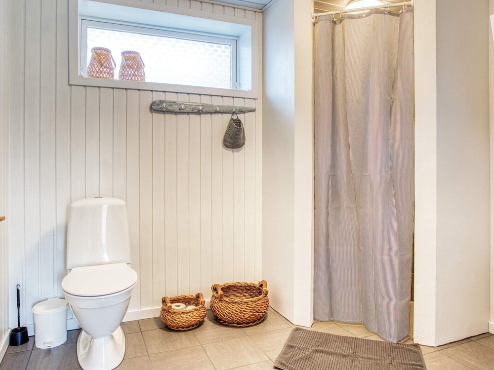 Cozy Seaside Cottage Escape-by Traum view 2