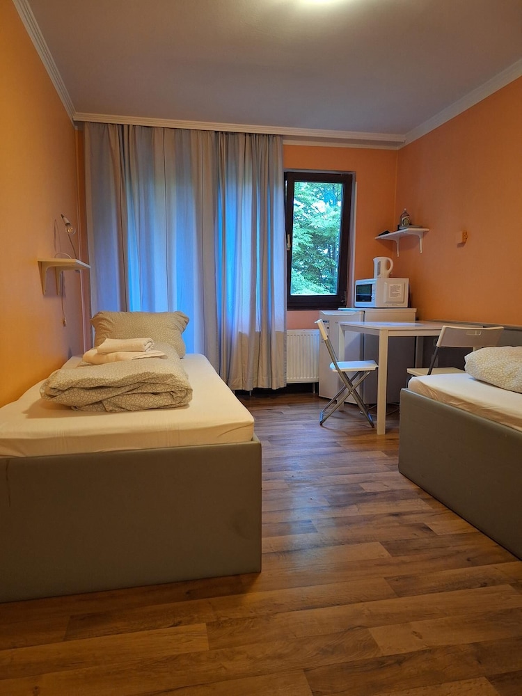 2-Rent Group Hostel Rooms AUB162