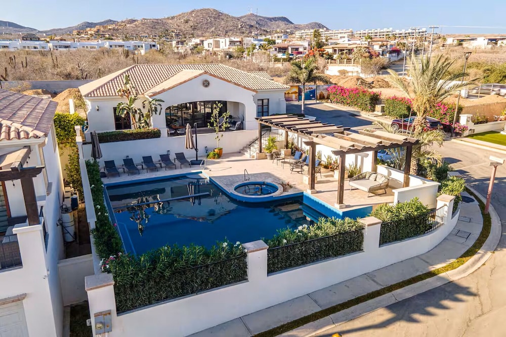 Family Home Private Garden and Jacuzzi