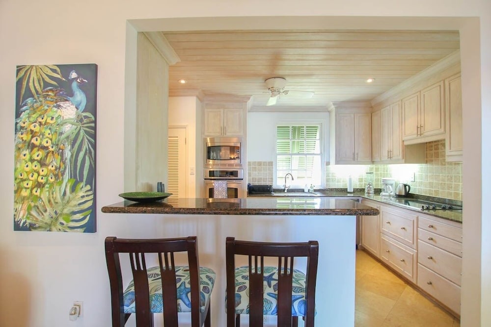 Ocean views apt with shared rooftop pool: Beacon Hill Surf by BSL Rentals