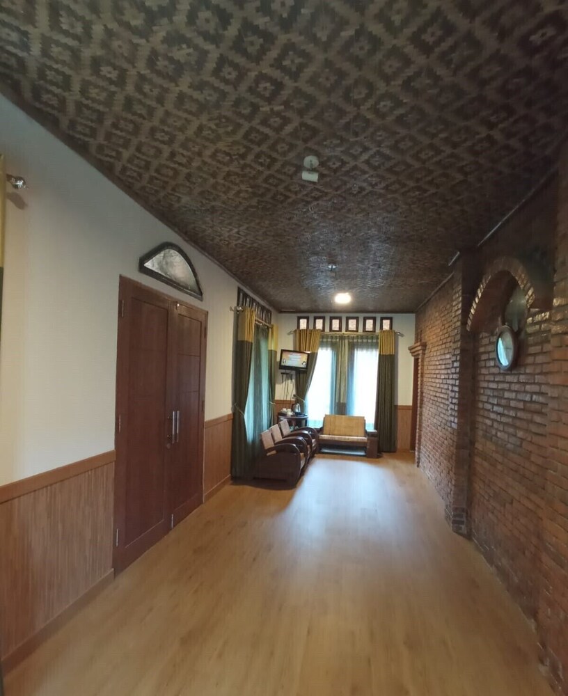 Lobby & Reception