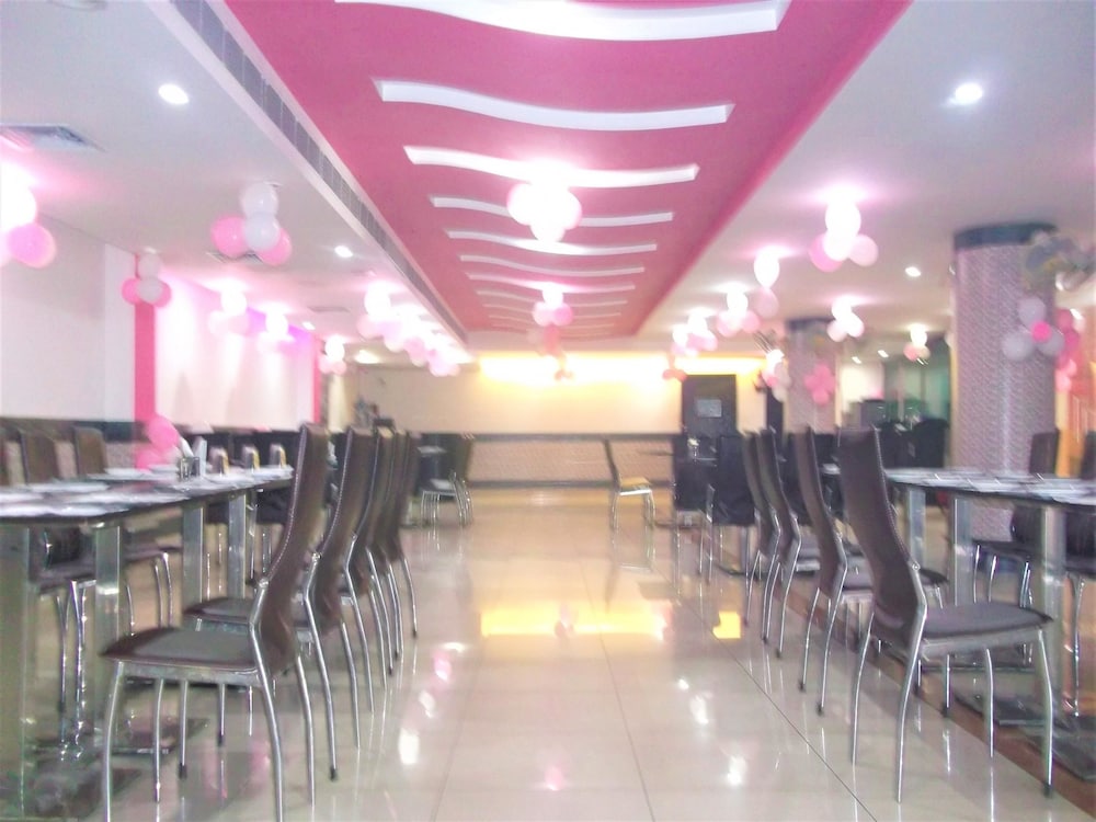 Capital O 10970 Hotel Krishna Palace
