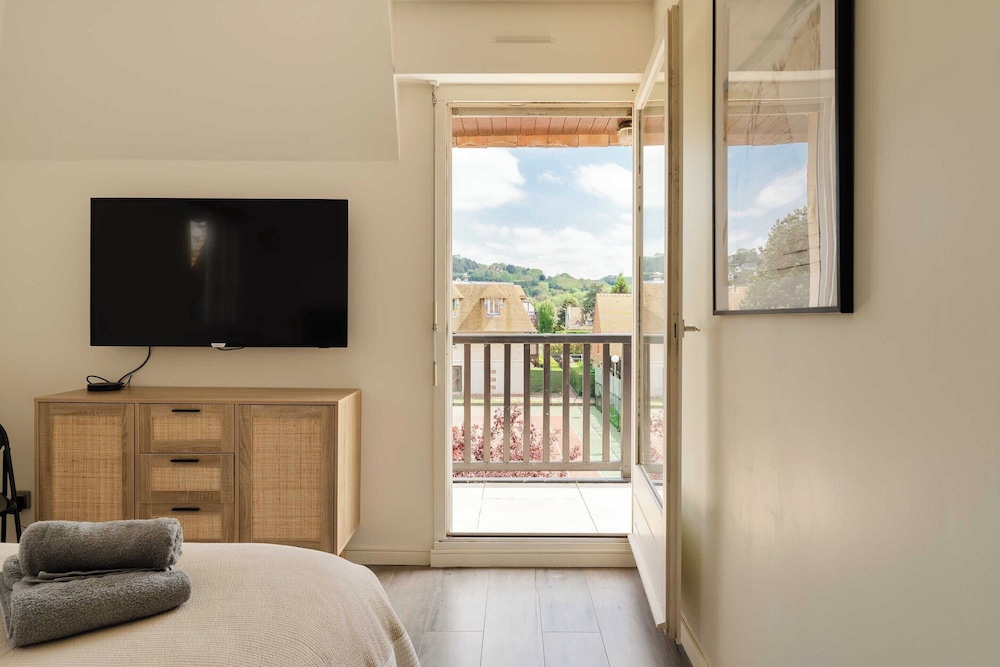 Renovated Apartment Sleeping 6 - Pool and Tennis view 2