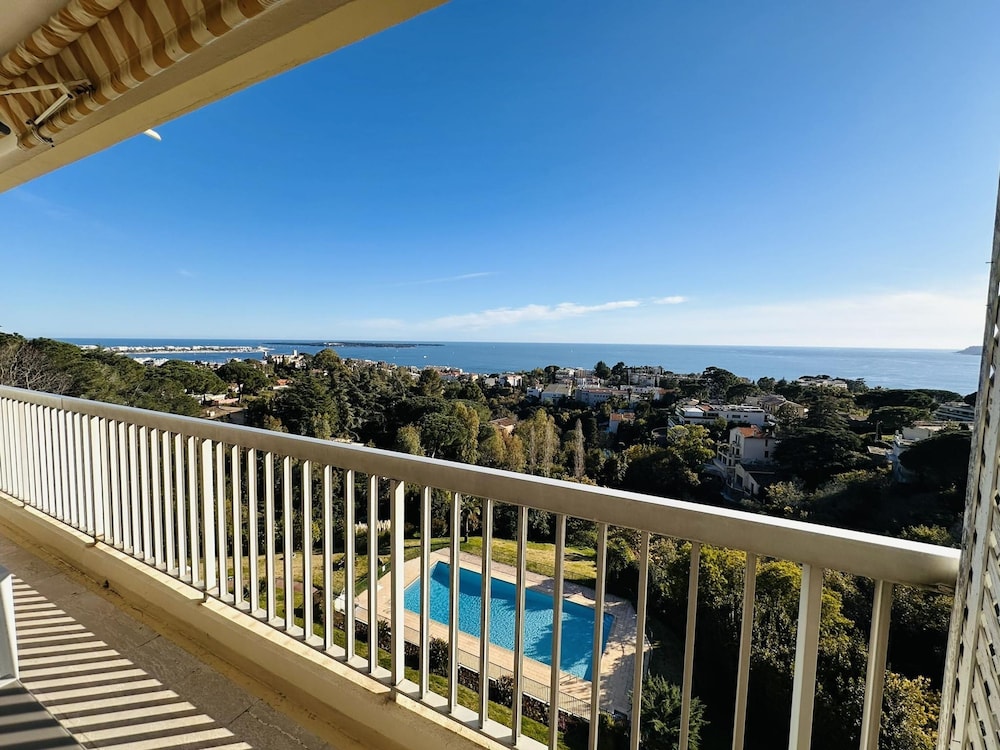 Large Light and Modern 2 Bedroomed Apartment in Cannes With Sea Views Pool and Lovely Terrace - 1503