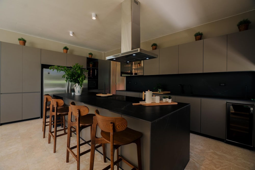 Modern 6 BDR Golf Front Villa in Luxury Beach Resort w Pool and Heated Jacuzziz