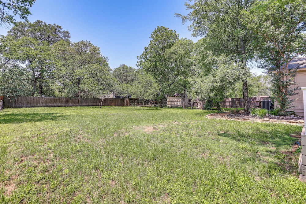 3 Mi to Boerne Lake: Getaway w/ Deck & Yard!