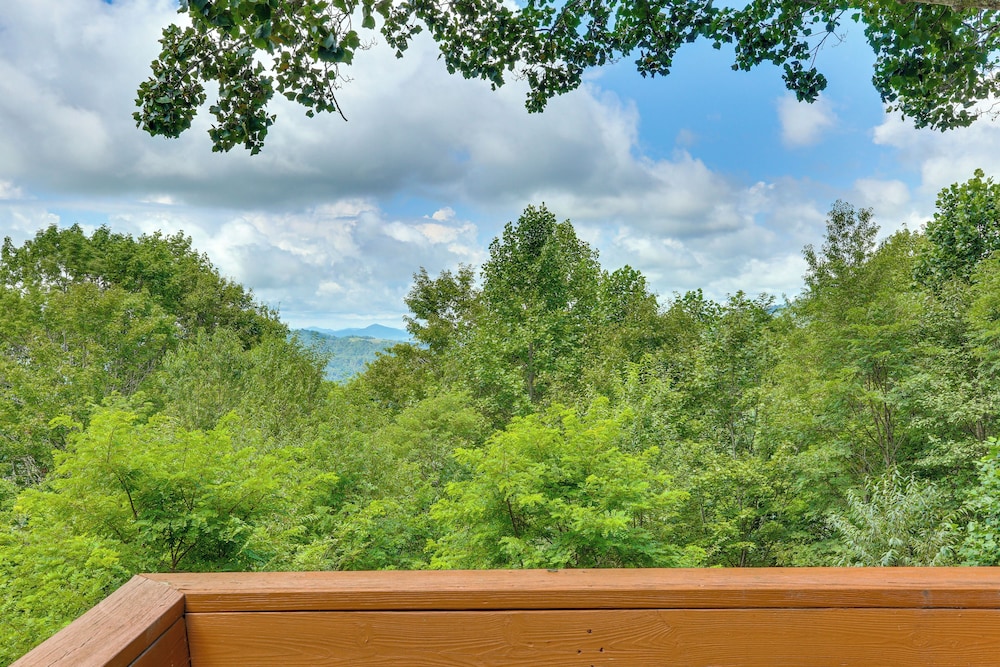 Deck, Fire Pit, Games: Family Escape Near Boone