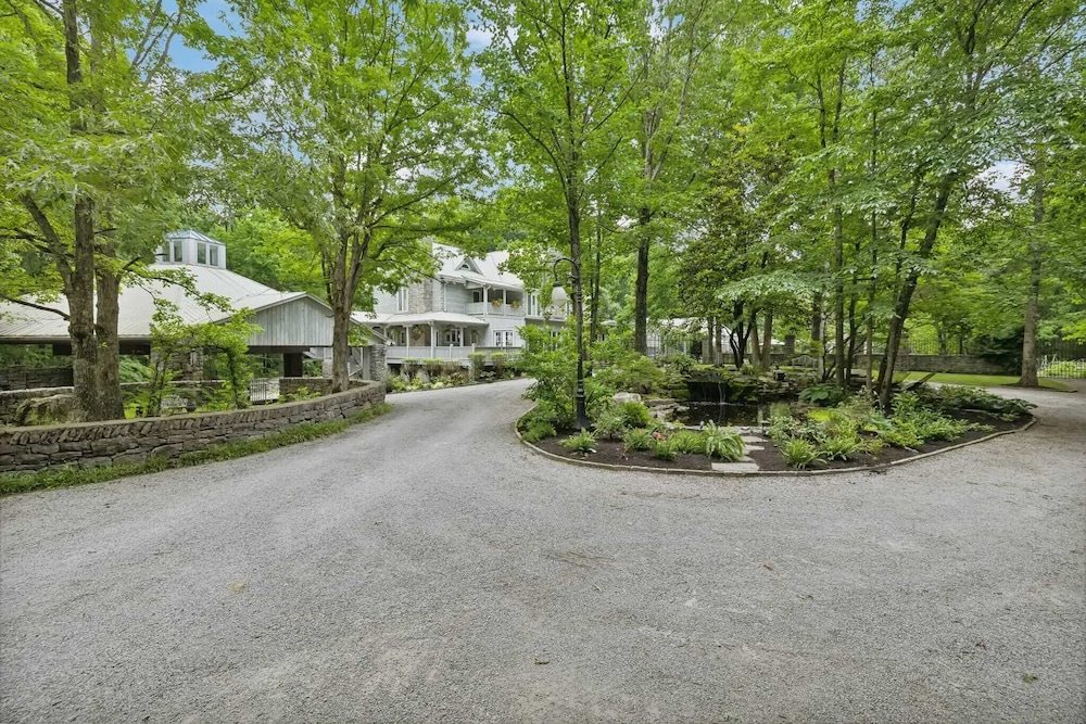 35 Acre Villa w/ Pool, Spa, Wine Cellar & Gym + Near Golf Club La Pearla Ranch by Avantstay