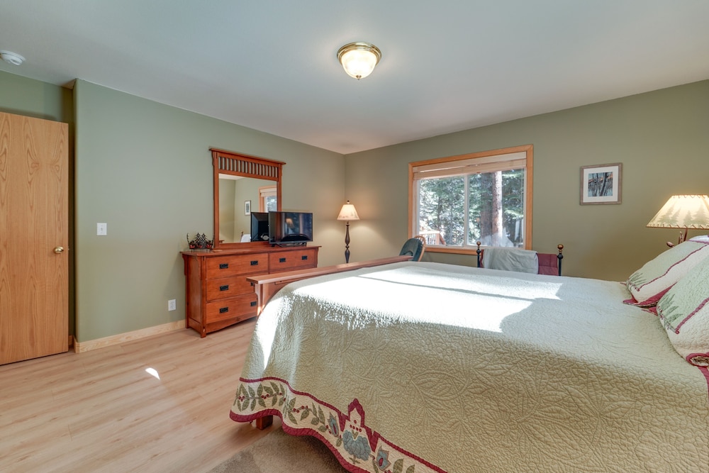 Charming Truckee Cabin: 5 Mi to Donner Lake! view 3
