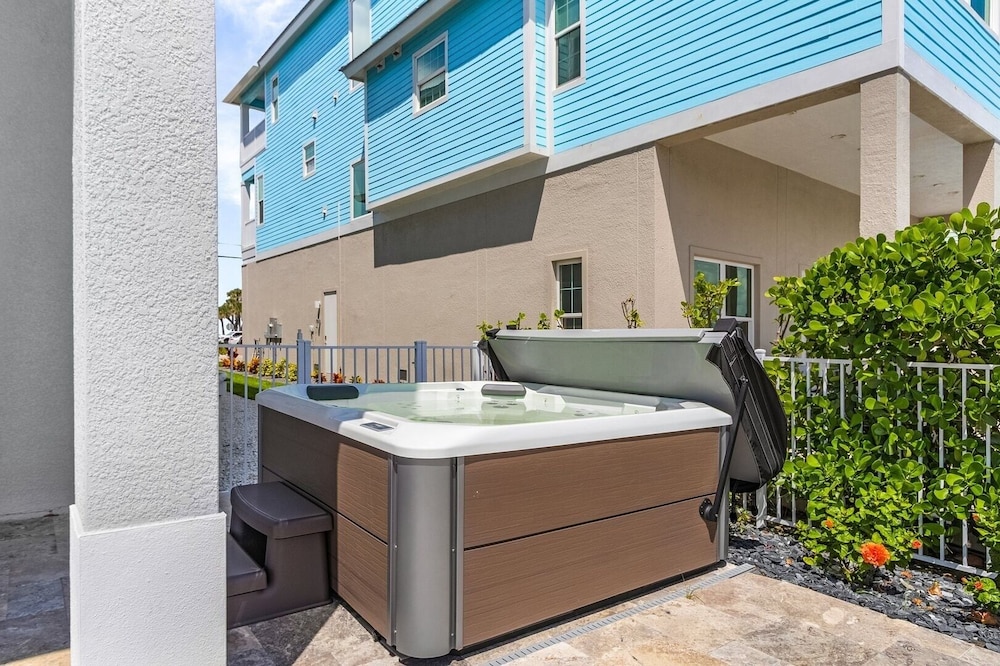 673 White Sands Retreat: Bay Views, Pool, Elevator 5 Bedroom Home