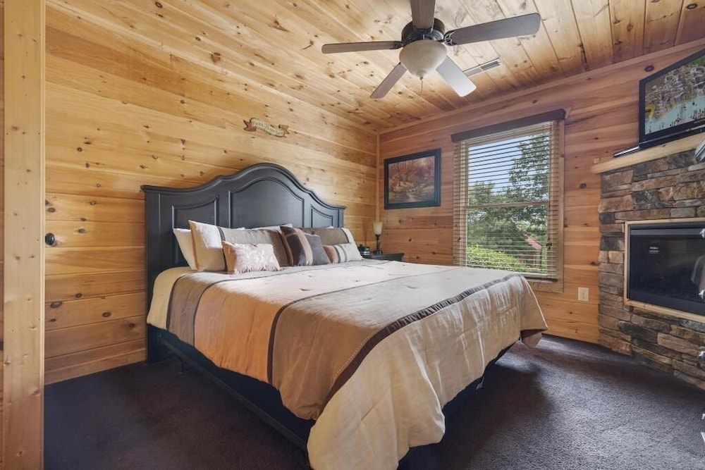 A Peace of Paradise - 3 Bedrooms, 3 Baths, Sleeps 8 Cabin by RedAwning