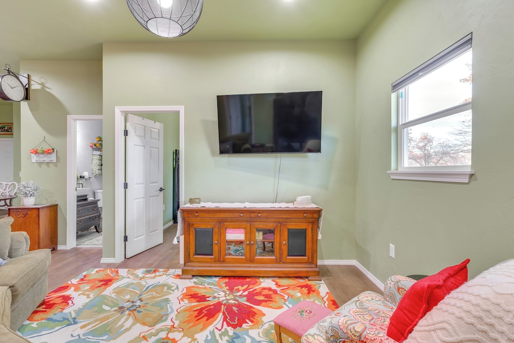 4 Mi to Lazy E Arena: Horse Lover's Haven w/ Grill