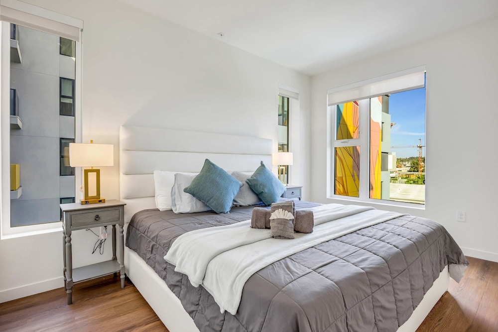 Luxury 2BR Hollywood Pool View by Oneluxstay