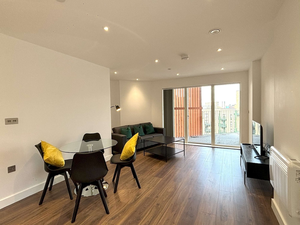 Modern 2 bed With Parking - Grand Exchange Bracknell view 3