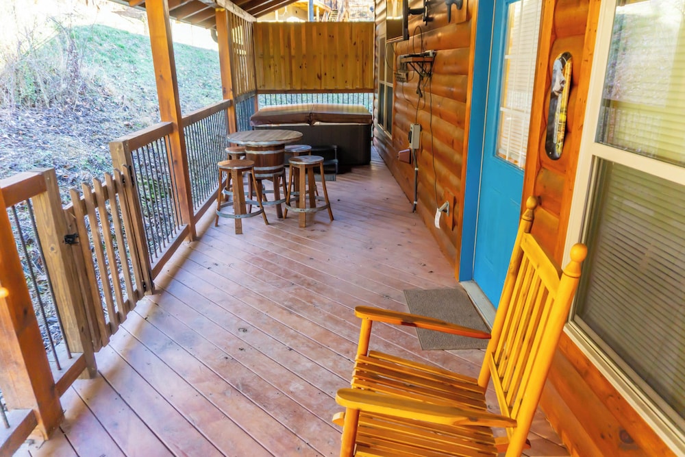 2 BR Pigeon Forge Home w/ Porch & Hot Tub