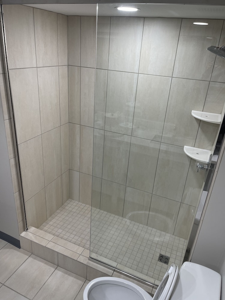 Bloomington Vacations - The Chateau Hotel and Conference Center - Property Image 104