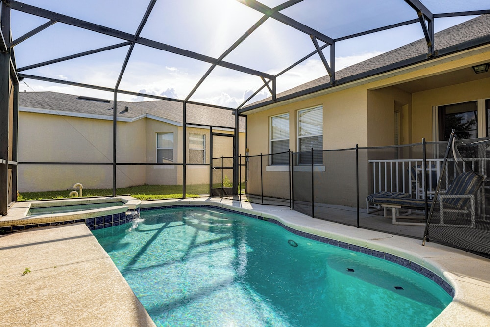 Resort Retreat w/ Outdoor Oasis: 13 Mi to Disney!