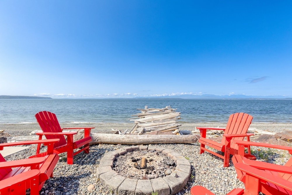 Vintage Beach House by Avantstay Waterfront Home view 3