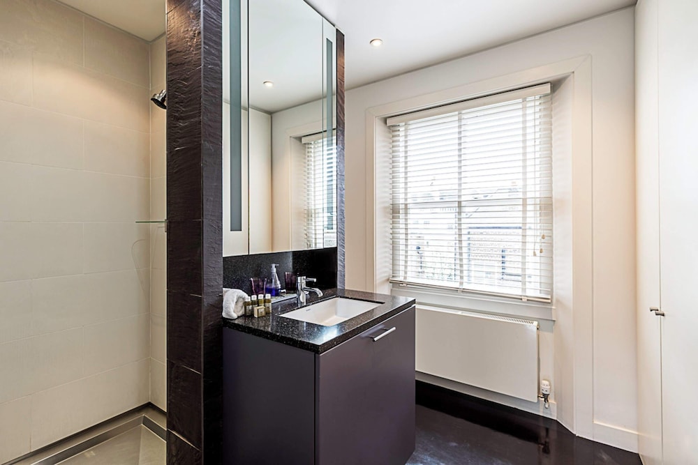 London Luxe Retreat: 5-bed Gem