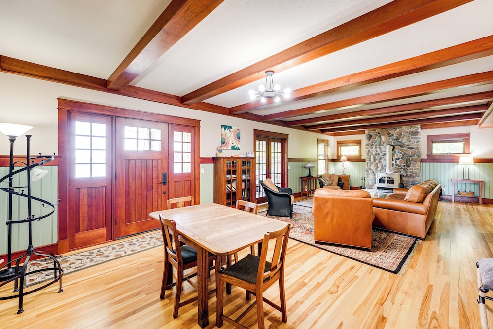 Hamlin Lake Retreat: Spacious Stay for Groups!
