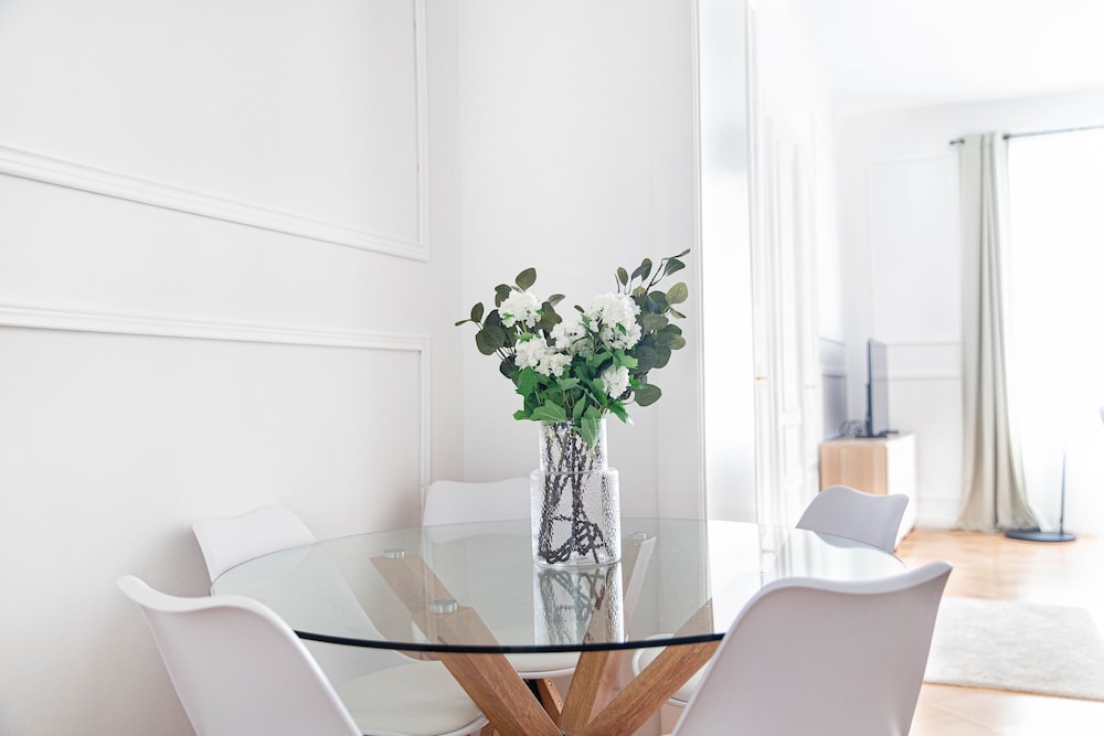 City Apartment - 5 min to Metro