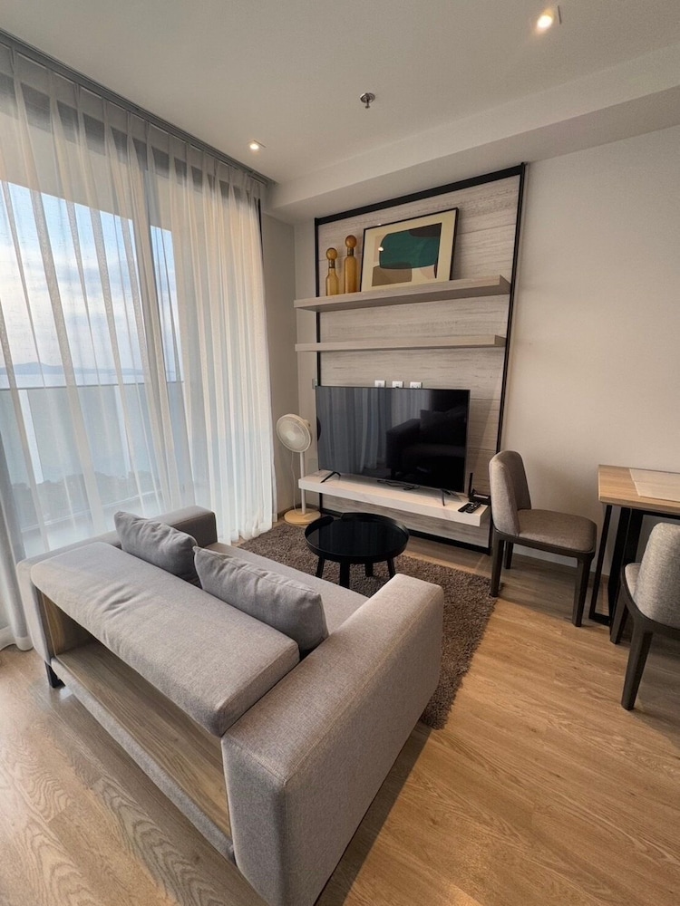 Stunning Sea View Condo -next To Beach