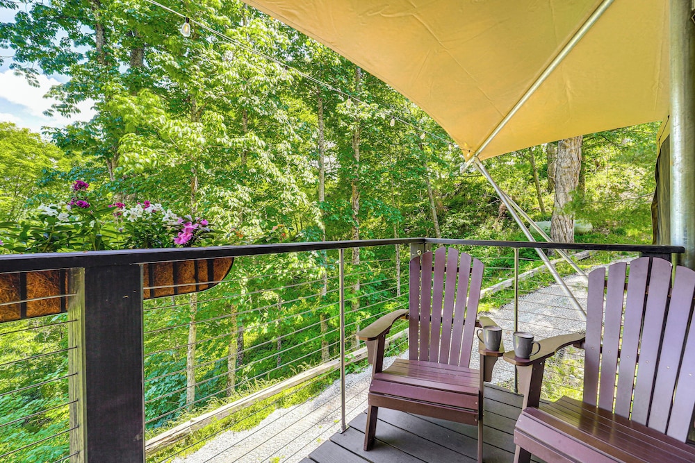 Mtn-view Deck: Scenic Glamping Getaway Near Boone!