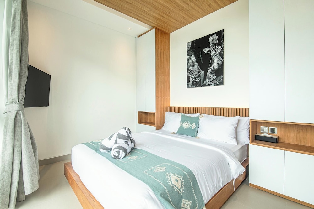 Luxury 5BR Retreat, 400m From Café Del Mar Shore