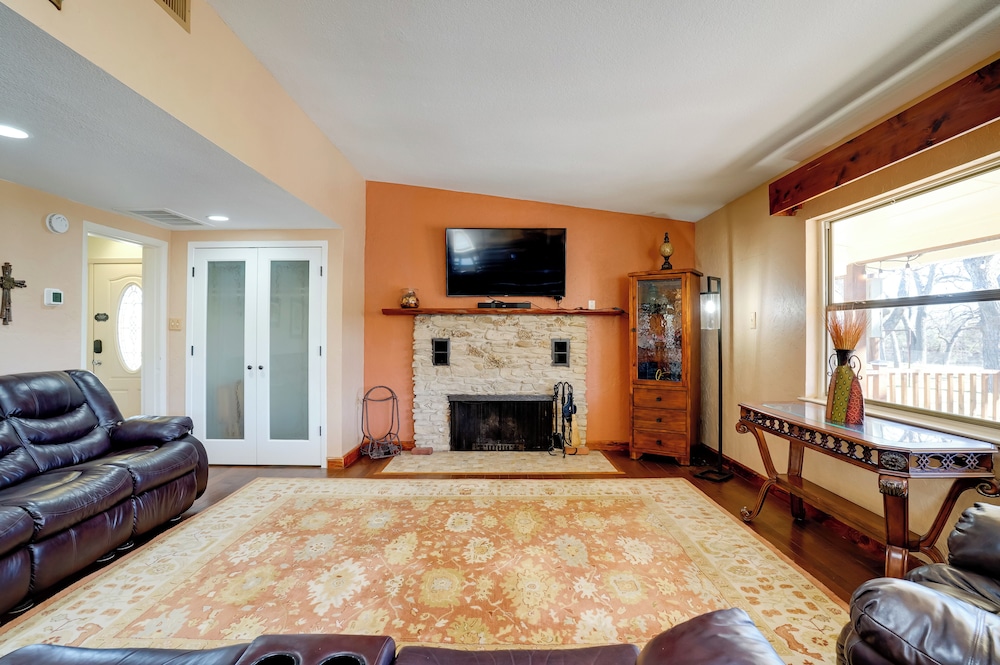 On-site River Access: Fishing Retreat in Granbury!