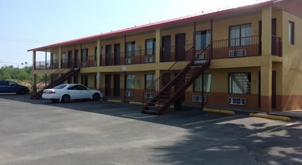 Deluxe Inn Airport