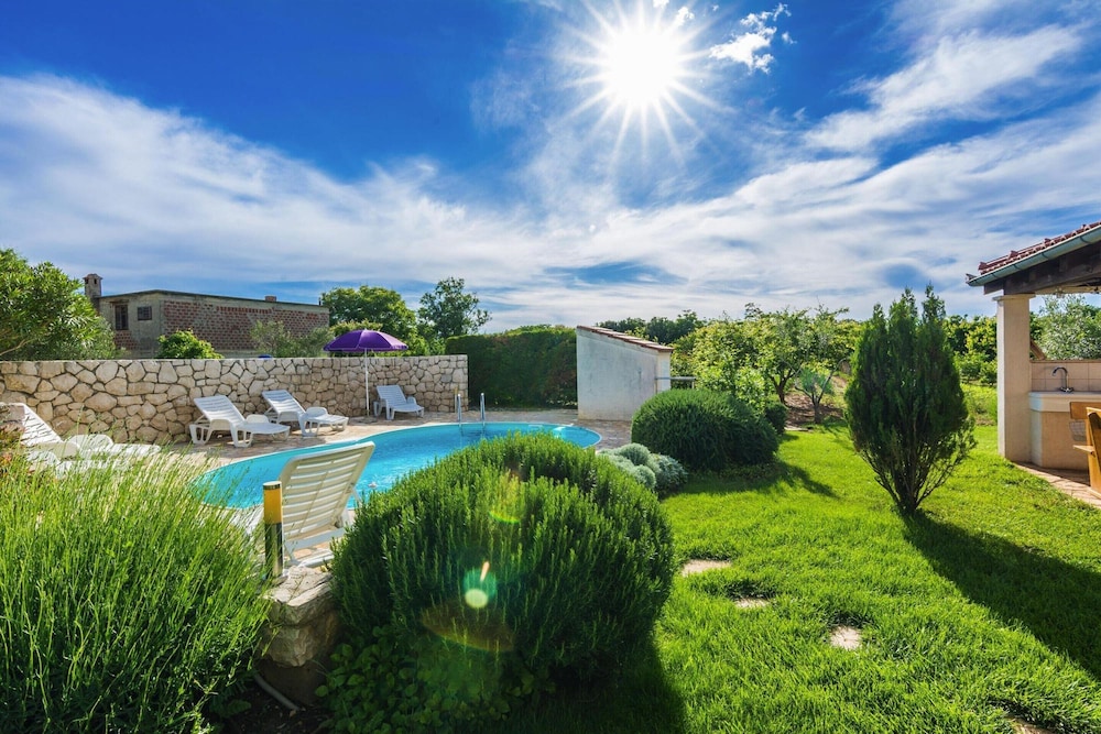 Apartment in Nin With Pool Near the Beach