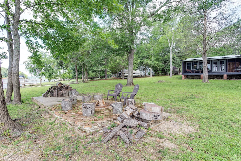 Lake Wateree Retreat: Dock & Screened Porch!
