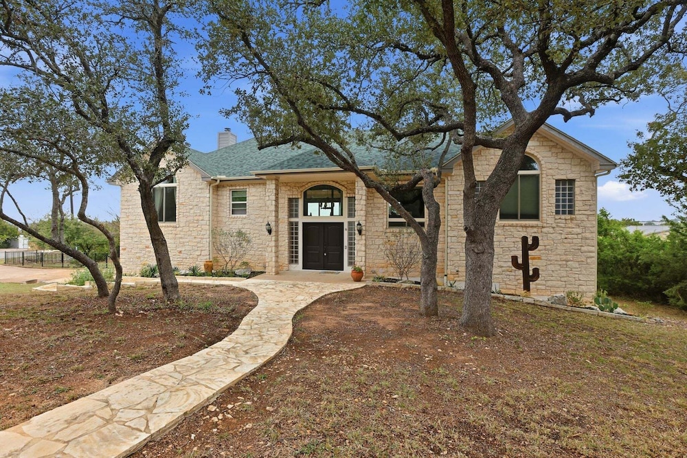 4br Leander Retreat With Hot Tub & Views 4 Bedroom Home
