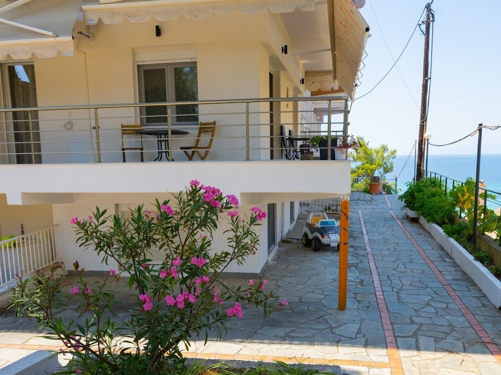 Zoe Seaview Apartment by Rentalspro