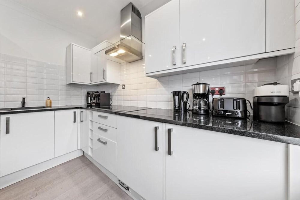 London Chic Apartment - City Center Gem