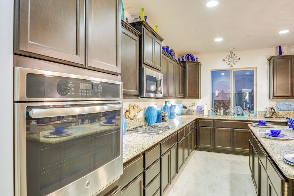 4 Mi to Csub Campus: Spacious Home w/ Yard