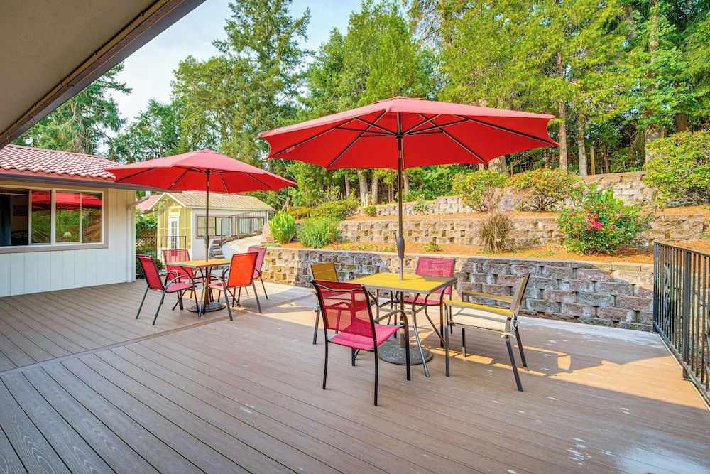 4 Mi to River: Umpqua Valley Villa w/ Fire Pit!
