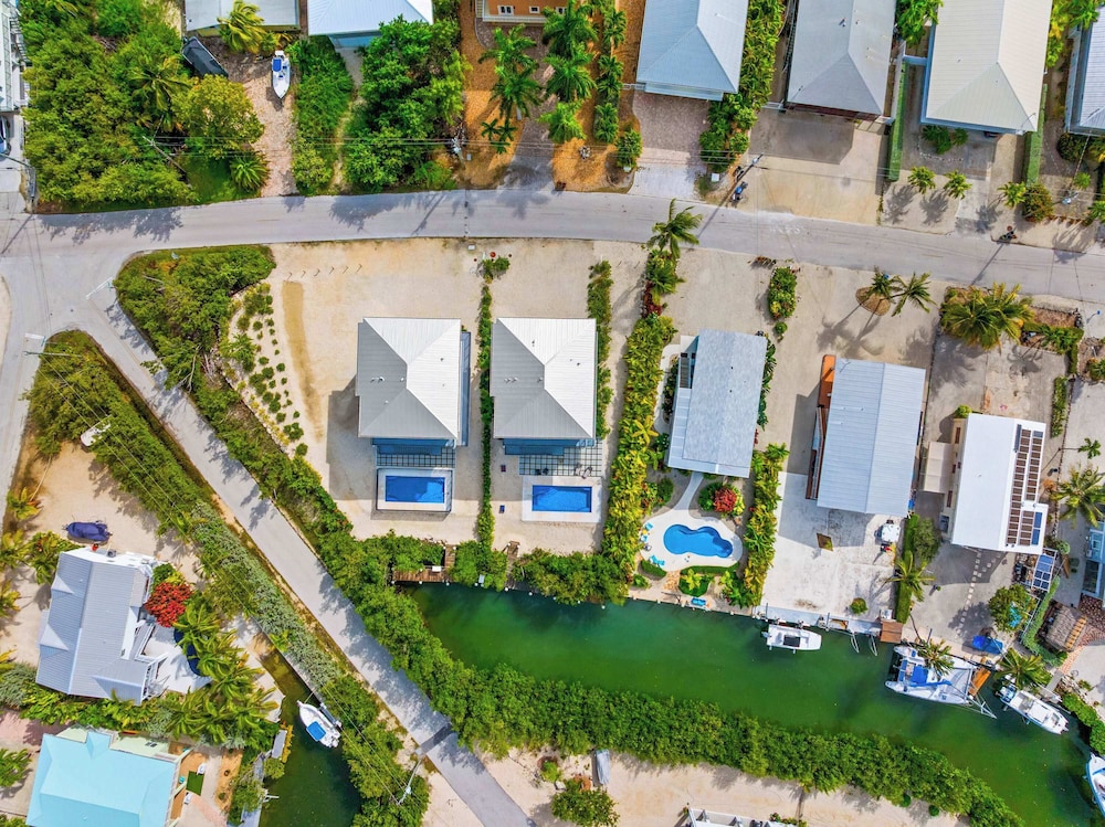 Isla Luna Waterfront Oasis Pool Dock Kayaks