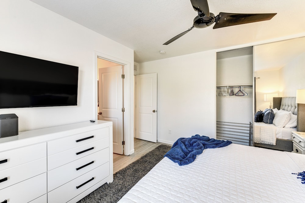 Modern Gilbert Getaway w/ Yard ~ 5 Mi to Downtown! view 3