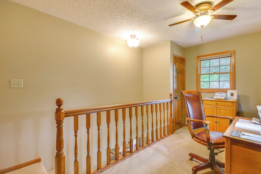3 Mi to Dtwn Jefferson City: Family Home w/ Deck