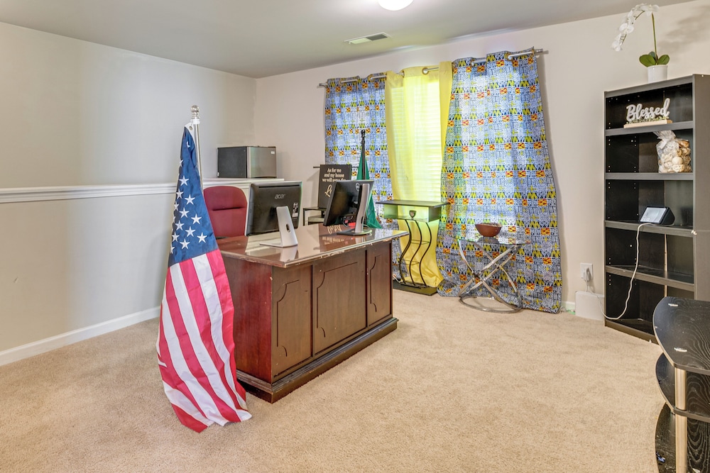 6 Mi to Atlanta Airport! Home w/ Furnished Patio
