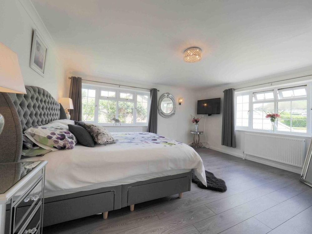 Inviting 7-bed House With sea Views in Hythe view 2