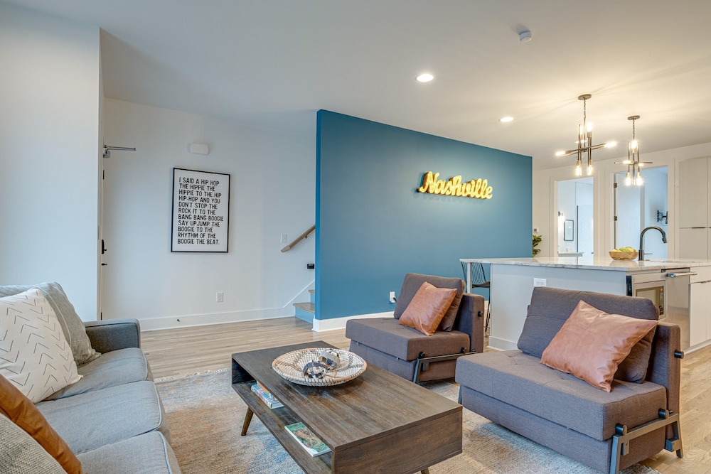 Rooftop DT City Views - Bluebird Karaoke - 14 Beds