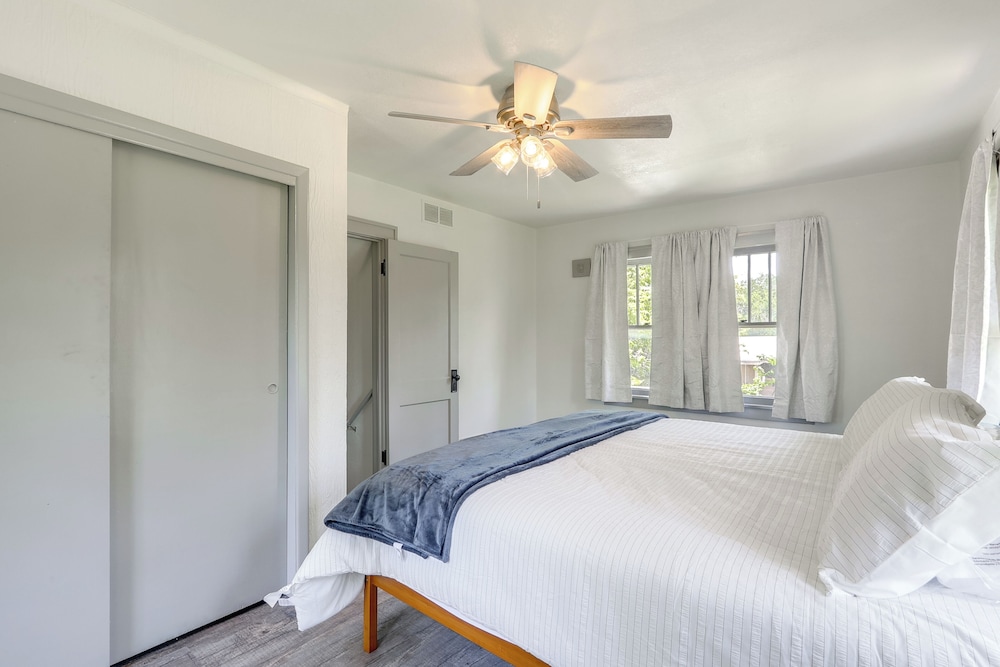 4 Mi to Dtwn: Charming Retreat in Wichita!