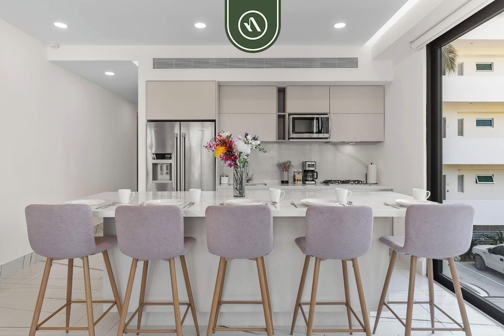 Luxury 2 BR Condo With Dream Pools - Beach - Art