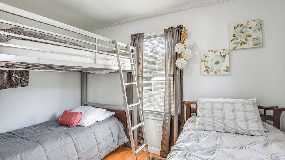 9 Mi to Downtown: Sanford Home w/ Hot Tub