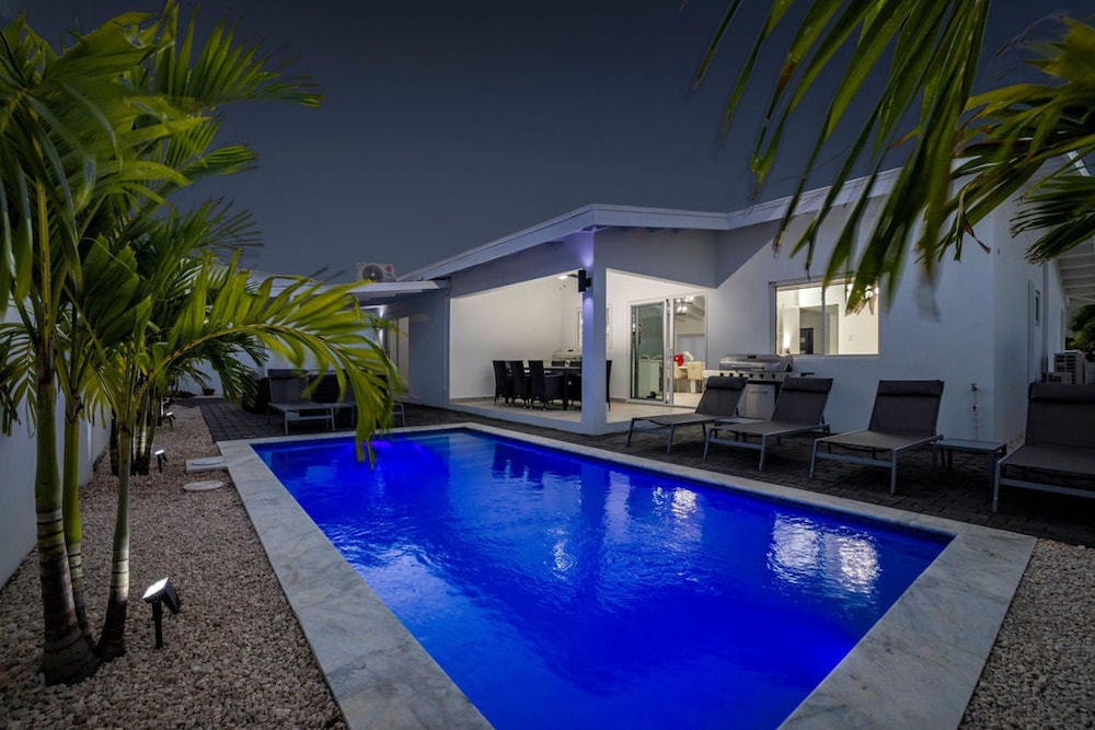 NEW 5BR Villa w Privatepool 3min to Eagle Beach